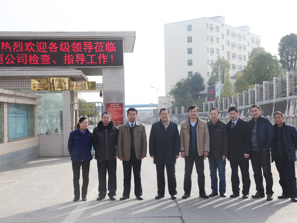 1中聯(lián)重科品質(zhì)管理部部長、評審組組長張鑫(左三)、佳恒公司總經(jīng)理楊永明(左四)、中聯(lián)重科總經(jīng)理劉贛榮(左五)、中聯(lián)重科生